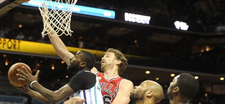 Pau Gasol ante los Hornets