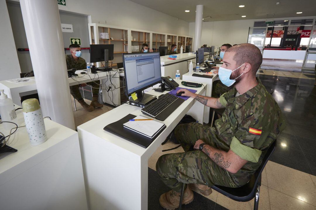 Militares del acuartelamiento de Aizoain realizan labores de rastreo de casos de COVID-19 en el Recinto Ferial de Navarra, en Pamplona.