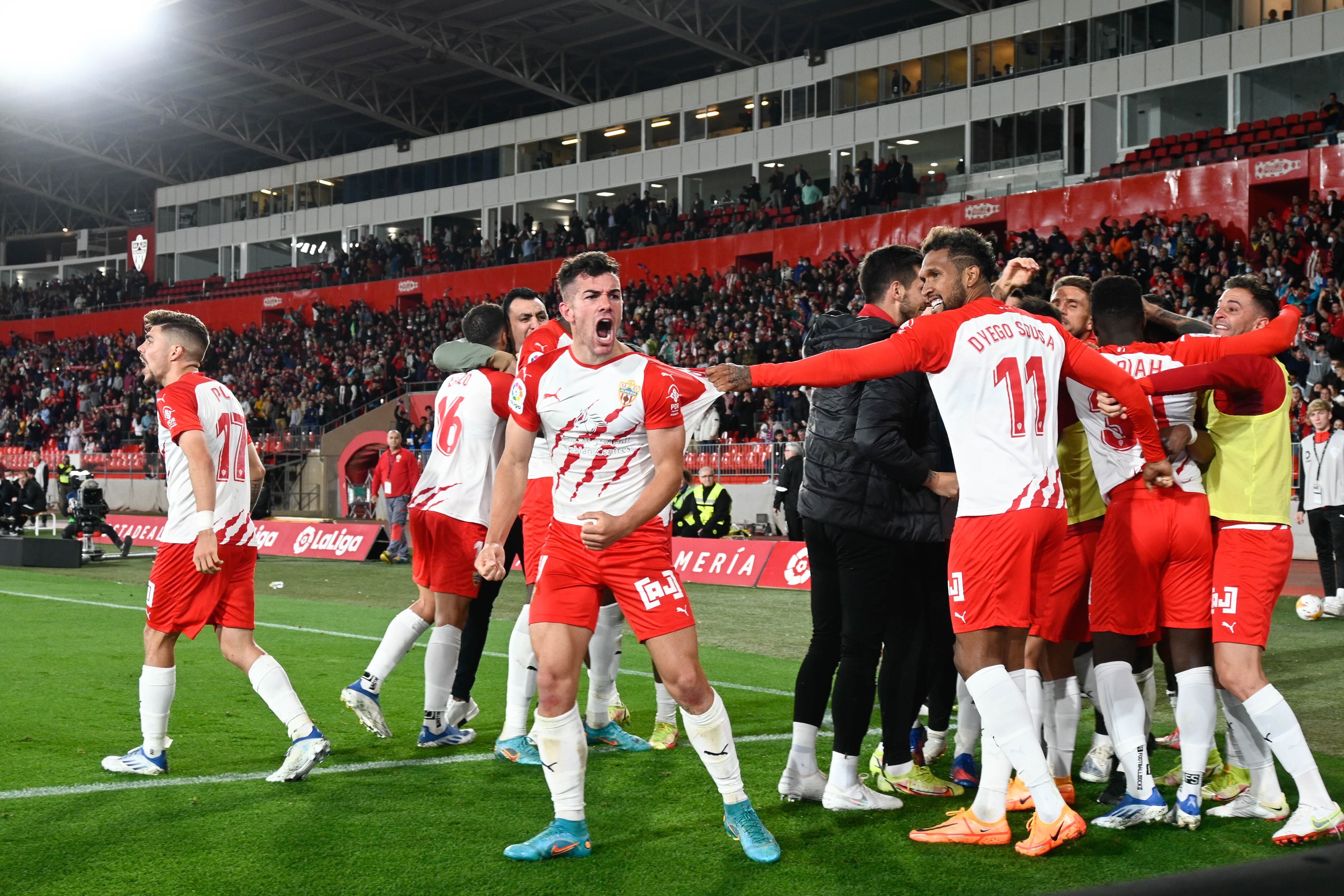 Grito de Curro Sánchez al fondo norte celebrando el gol en el descuento.