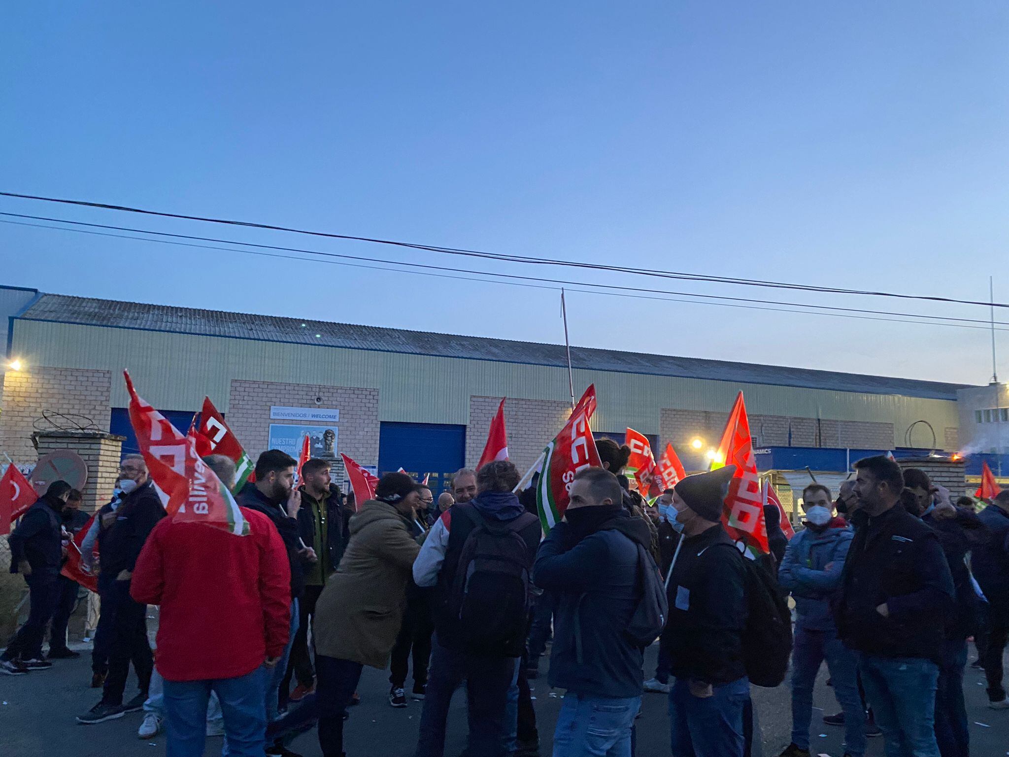 Concentración de trabajadores de Santa Bárbara antes de iniciar la manifestación