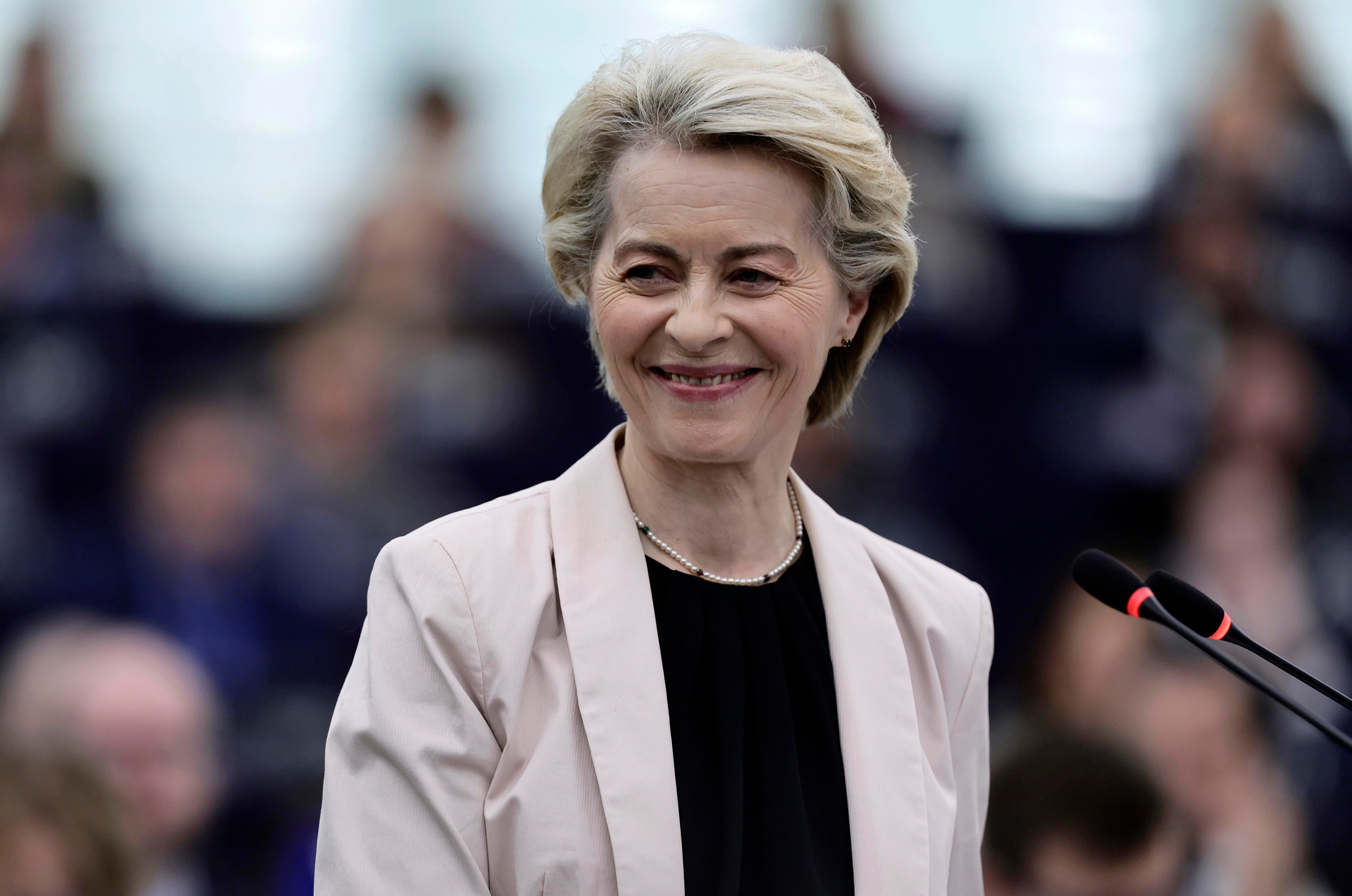 Ursula von der Leyen habla durante la presentación de su colegio de comisarios.