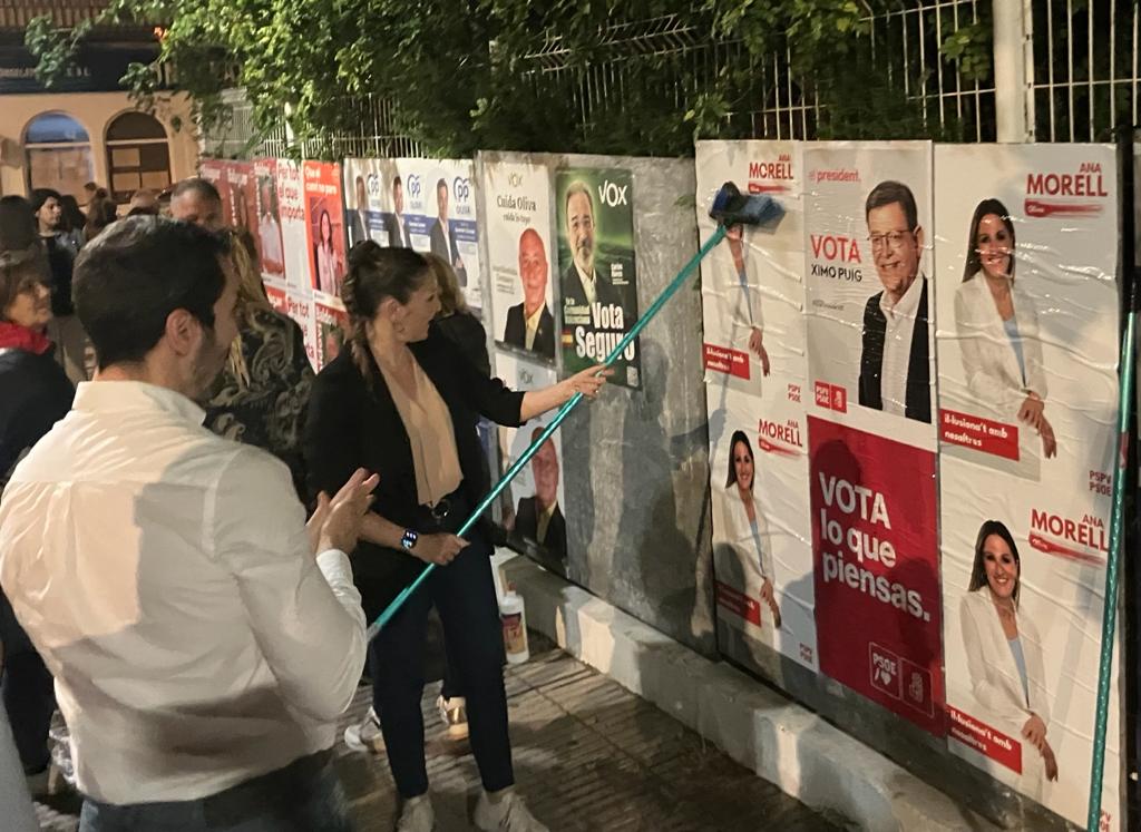 La candidata a la alcaldía de Oliva por el PSPV, durante la pegada de carteles.