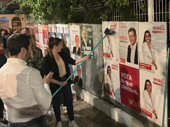 La candidata a la alcaldía de Oliva por el PSPV, durante la pegada de carteles.