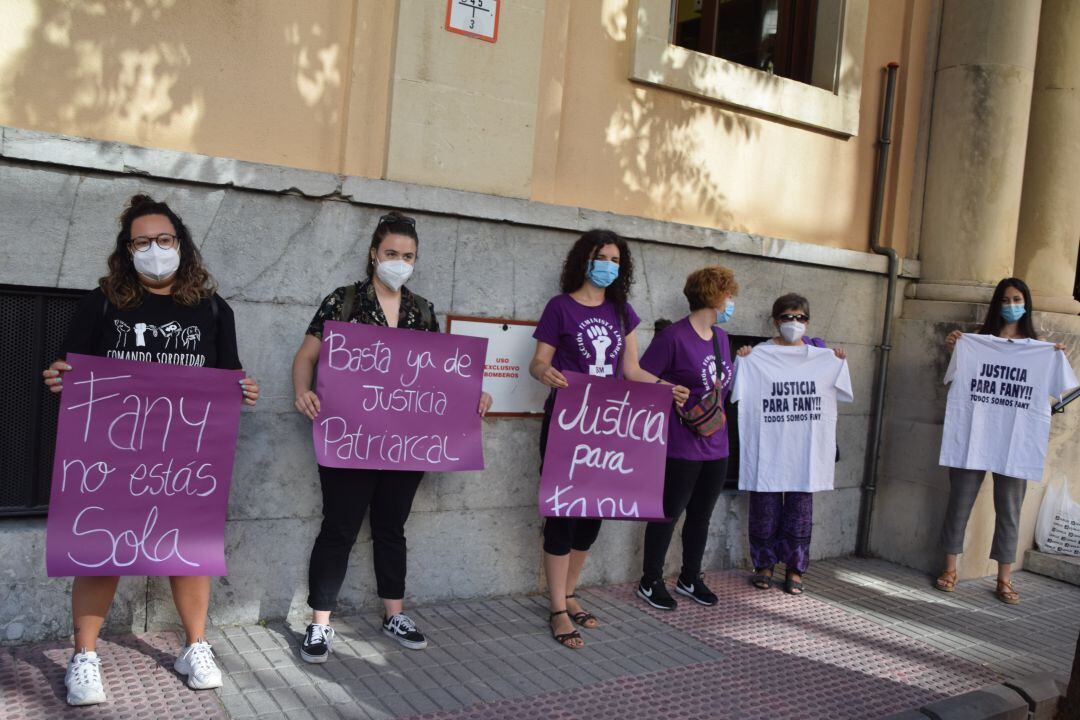 Concentración de Acción Feminista de Linares en la Audiencia Provincial.