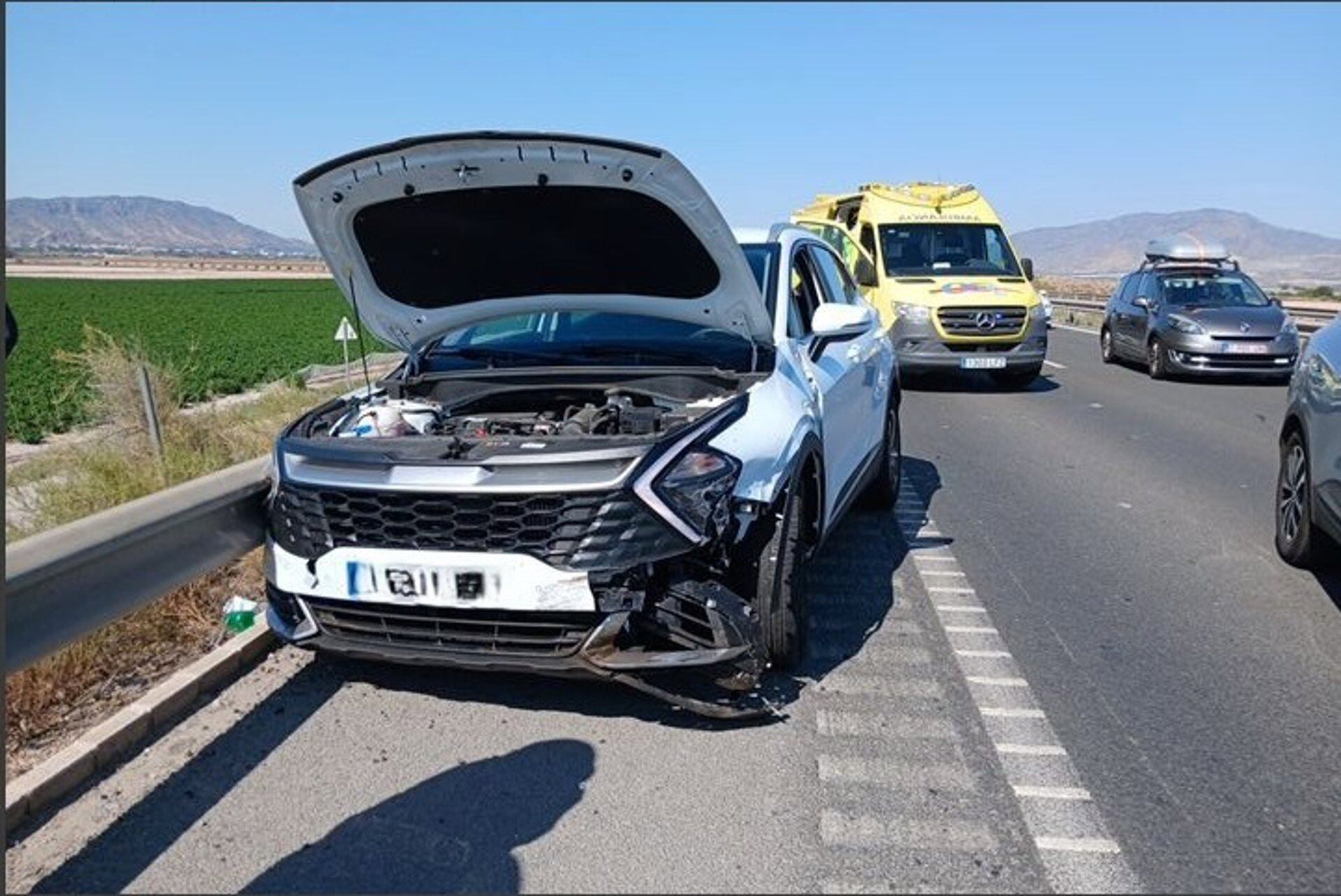 Cuatro heridos en un aparatoso accidente múltiple en la A-7 a la altura de Alhama de Murcia
