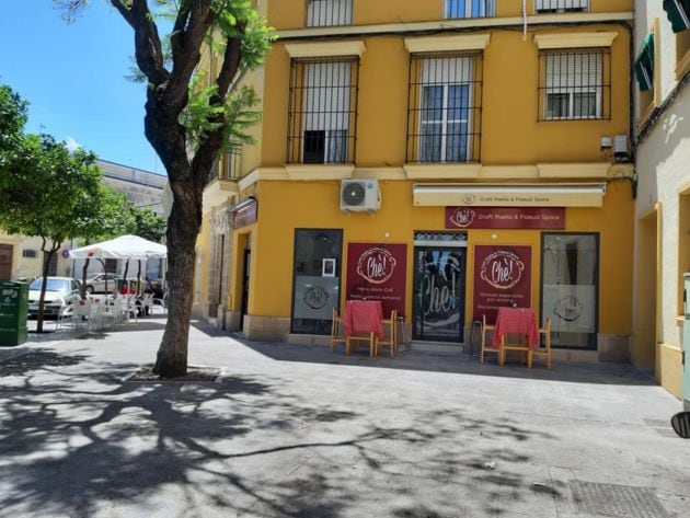 Fachada del local especializado en arroces y paellas valencianas