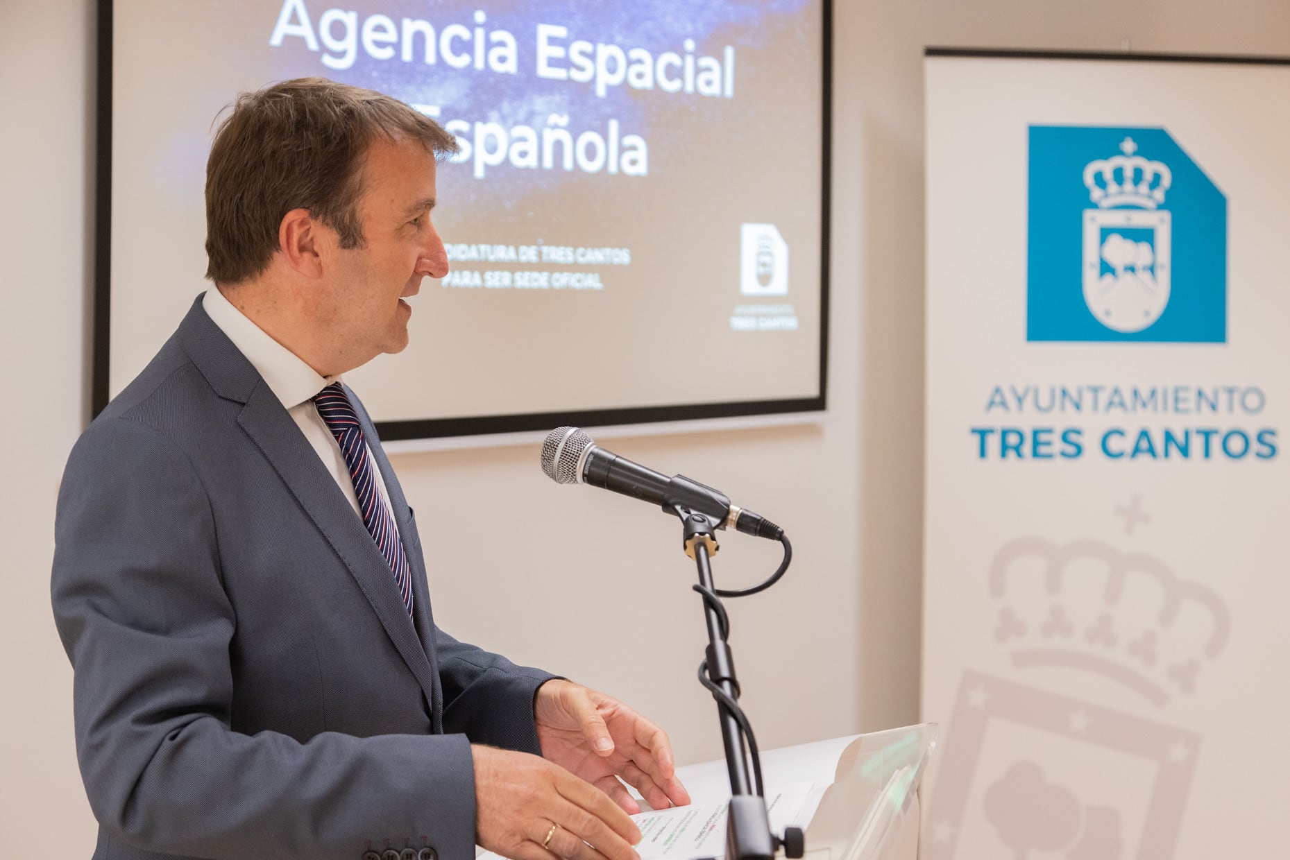 El alcalde de Tres Cantos, Jesús Moreno (PP) presentando la candidatura del municipio para convertirse en sede de la Agencia Espacial Española