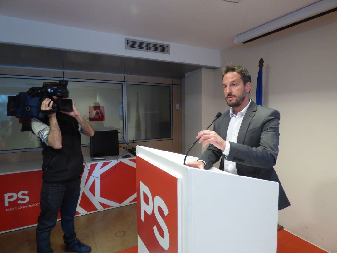 El candidat a cap de Govern del PS, Pere López, valorant el pacte de DA i Liberals per a un govern de coalició.