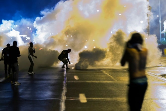 Protestas raciales en Ferguson tras el toque de queda