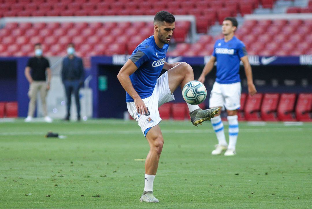 Mikel Merino controla un balón en un partido de esta gran temporada qie ha completado