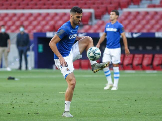 Mikel Merino controla un balón en un partido de esta gran temporada qie ha completado