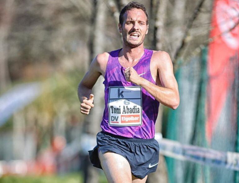 Toni Abadía en plena carrera de campo a través