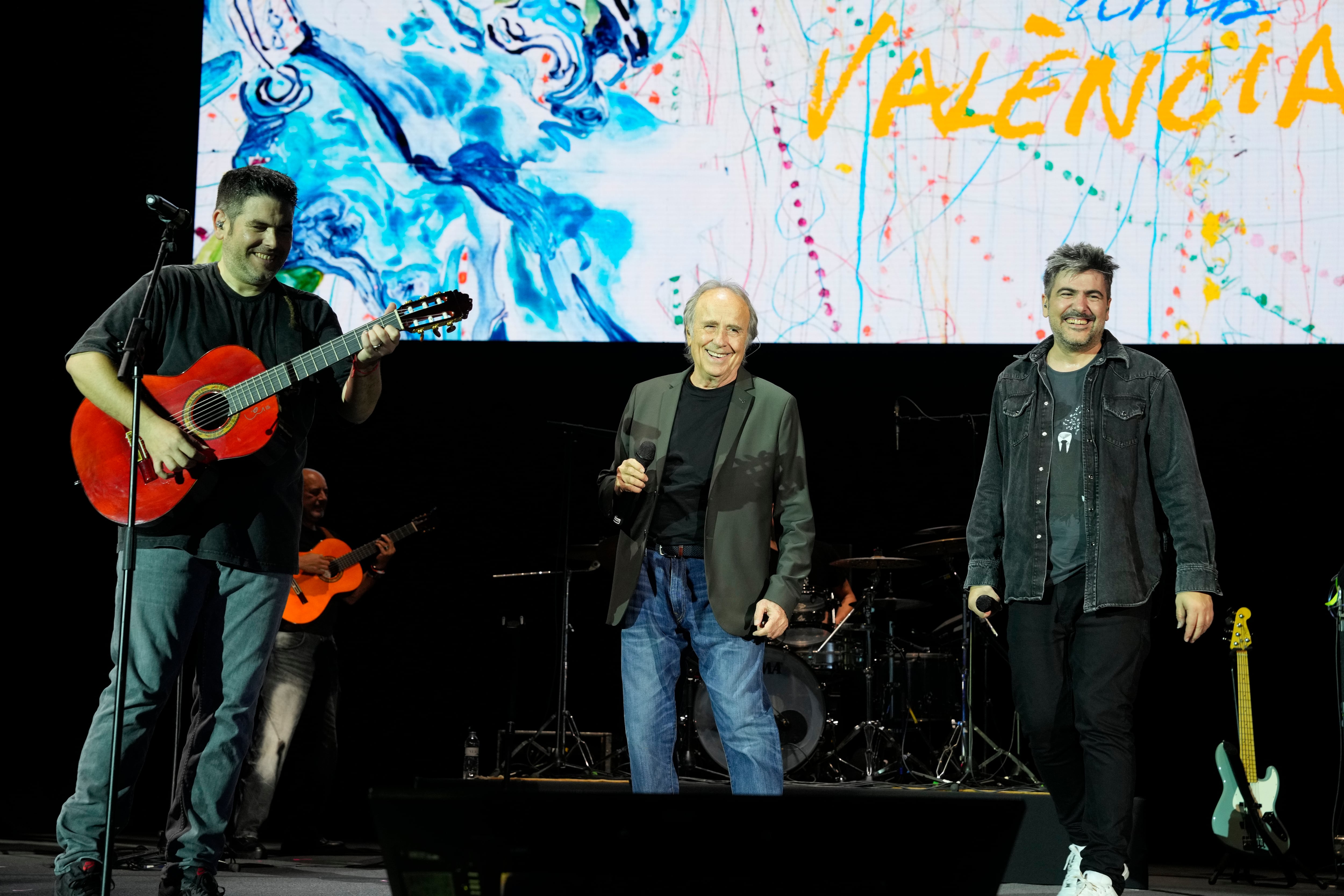 Joan Manuel Serrat y el dúo Estopa durante el concierto solidario con el fin de ayudar a los afectados por la DANA en el Palau Sant Jordi de Barcelona.