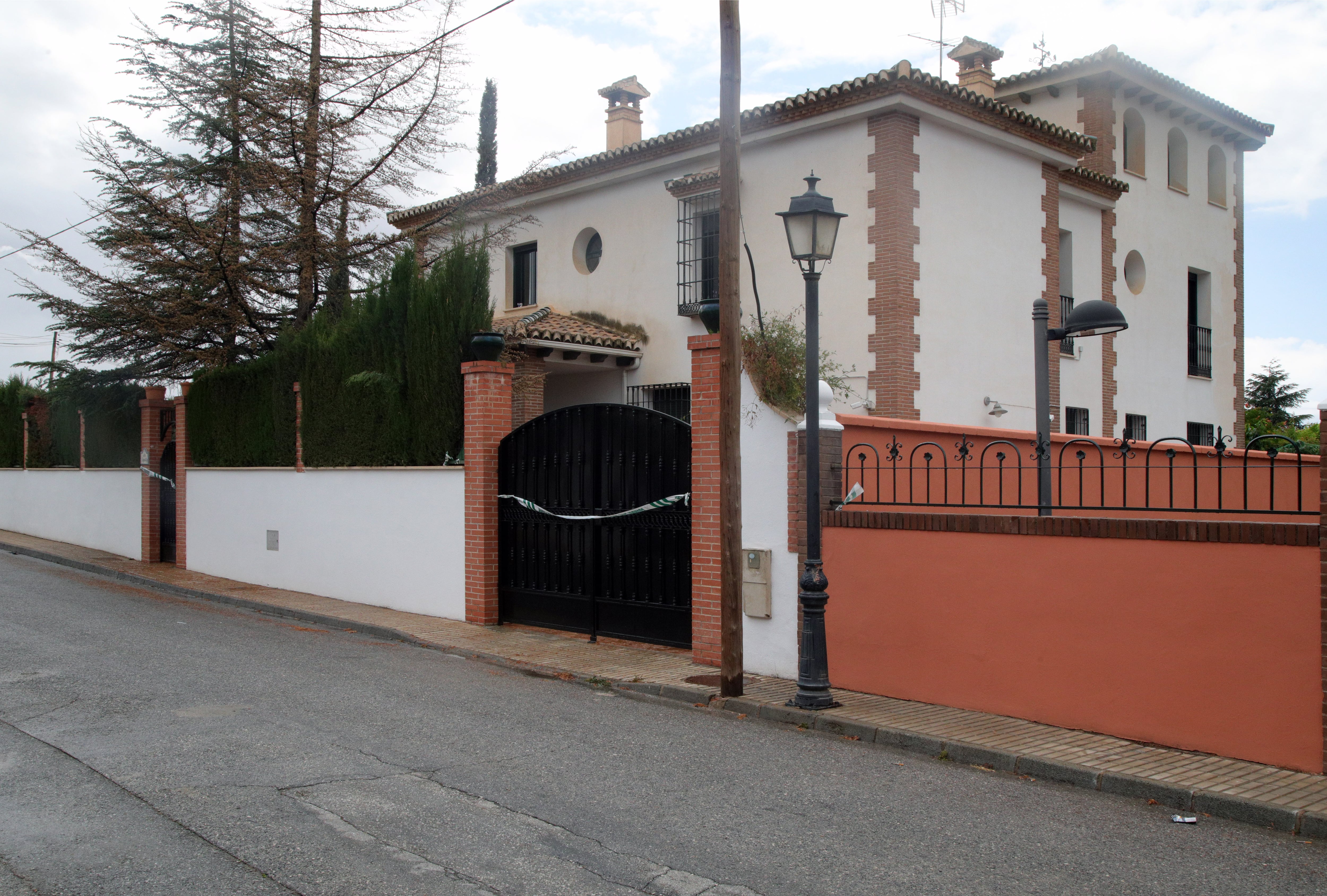 El chalé de la localidad de Las Gabias (Granada) en el han sido hallados este sábado de los cuerpos sin vida de una mujer de 38 años, que estaba embarazada, y de su hijo de 3 años