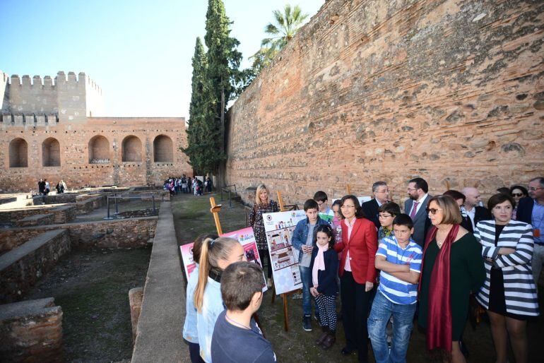 La Consejera de Cultura Rosa Aguilar visita la Alhambra y posa en los exteriores junto a la consejera de Educación Adelaida de la Calle y la delegada de la Junta en Granada Sandra García