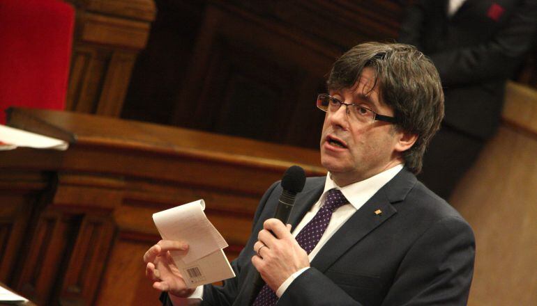 El president de la Generalitat, Carles Puigdemont, amb una llibreta a la mà, a la seva primera sessió de control al Parlament