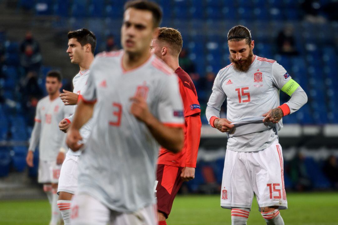 Sergio Ramos se lamenta durante el Suiza-España