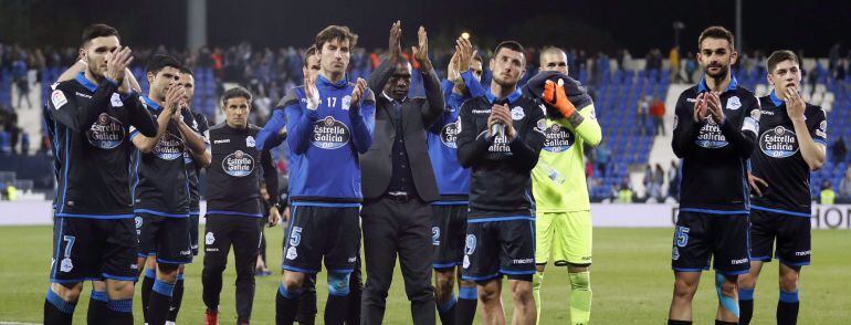 El técnico y los jugadores del Deportivo aplauden a los aficionados deportivistas que han acompañado al equipo gallego en el estadio de Butarque