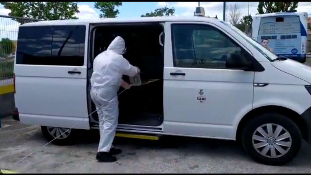 Un tècnic neteja l&#039;interior d&#039;un taxi