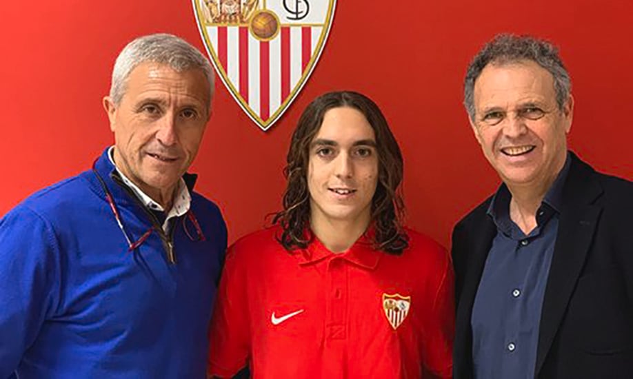 Luismi Cruz, en el centro de la imagen, en el momento de ampliar su contrato con el Sevilla en 2019.