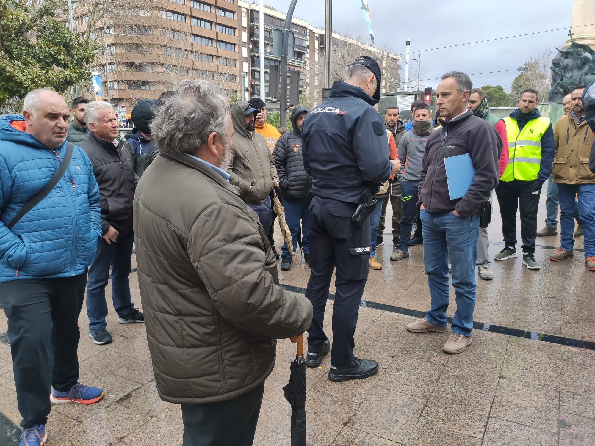 El portavoz de los agricultores independientes, Rogelio Heredia, habla con un agente de Policía Nacional durante una concentración ante la Subdelegación del Gobierno de Jaén