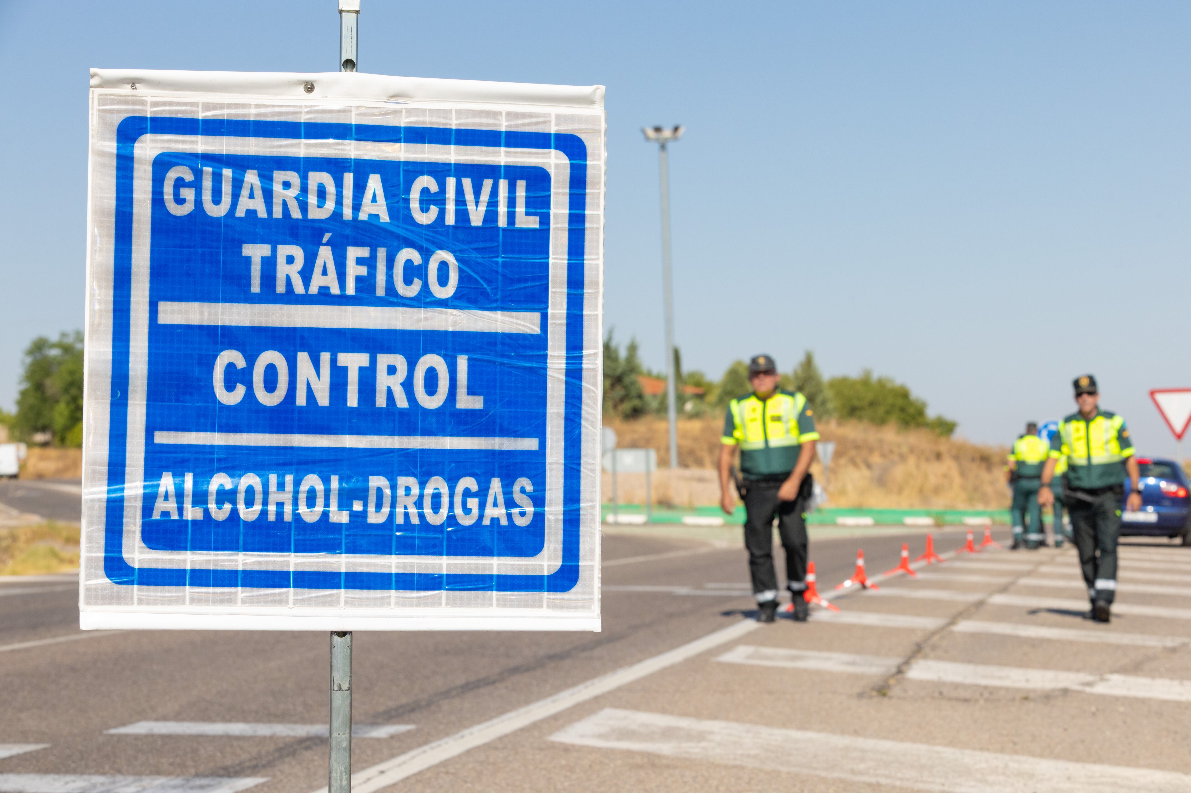 TOLEDO, 14/07/2025.- Varios agentes de la Guardia Civil, durante la presentación de la nueva campaña de la Dirección General de Tráfico (DGT) para el control del consumo de alcohol y drogas este lunes en Toledo EFE/Ángeles Visdómine
