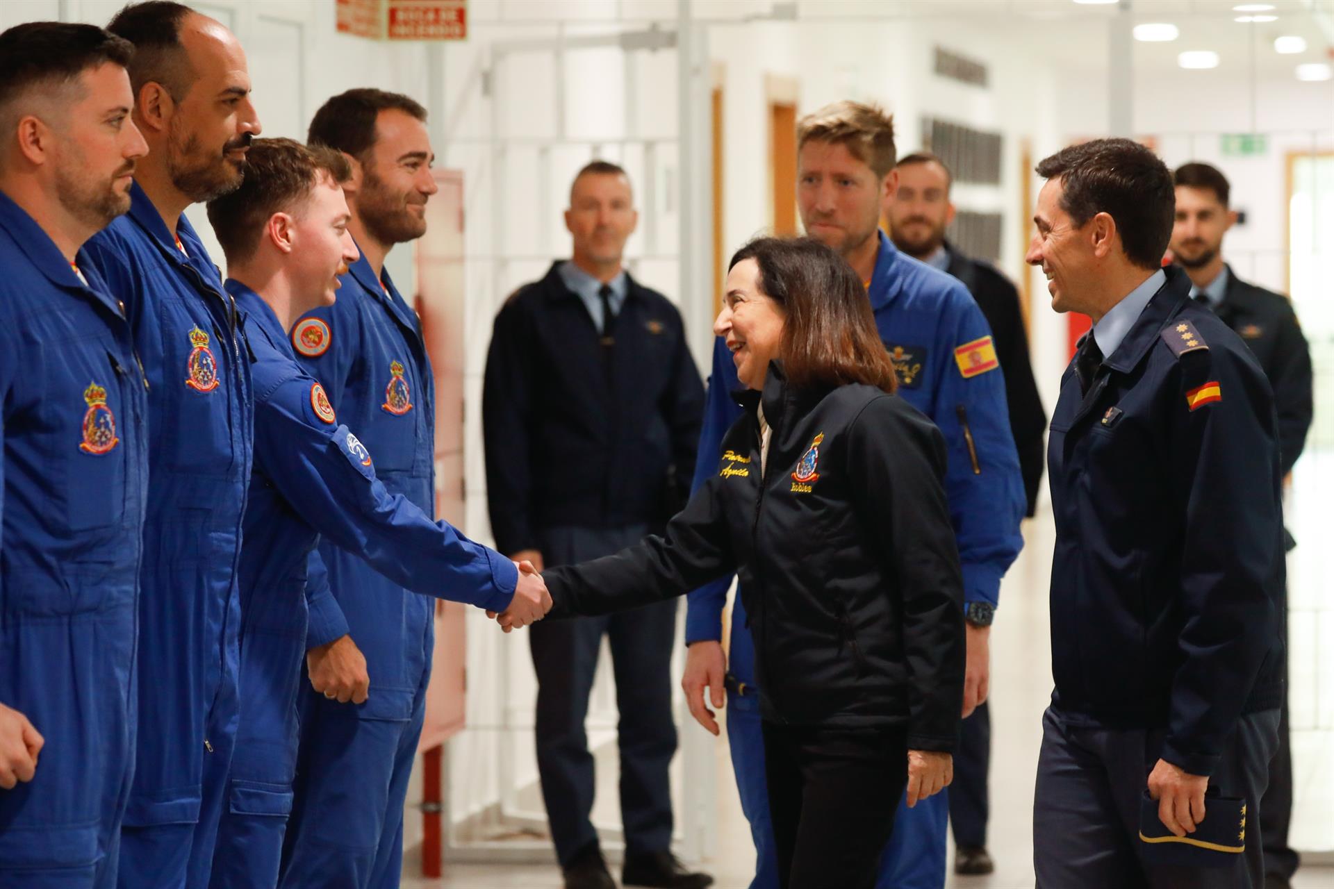 La ministra de Defensa, Margarita Robles, durante la visita a la Patrulla Águila, en la Academia General del Aire (AGA), a 21 de febrero de 2025, en San Javier, Murcia (España). Robles visita a la Patrulla Águila en la Academia General del Aire