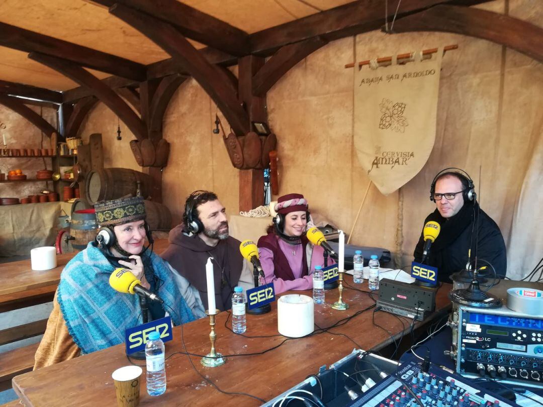 Emisión de Hoy por Hoy Aragón, con David Marqueta. Entre los invitados, la alcaldesa de Teruel, Emma Buj, el director de comunicación de Ambar, Enrique Torguet, y la gerente de la Fundación Bodas de Isabel, Raquel Esteban