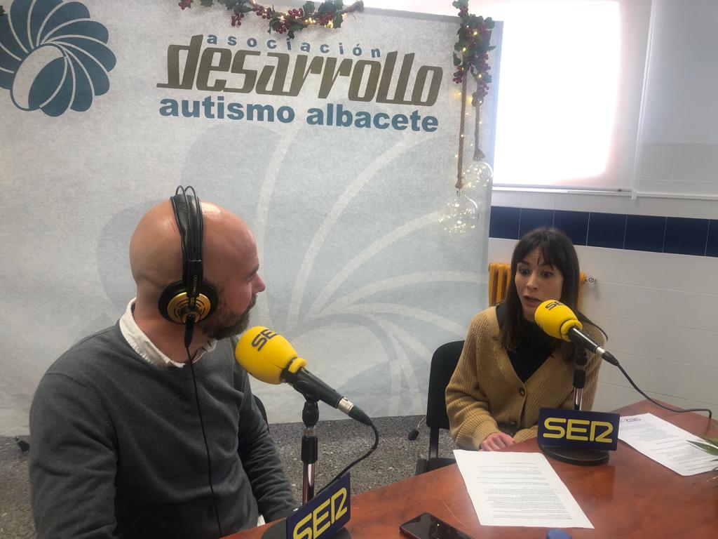 Raquel Villalba, educadora de la Asociación Desarrollo Autismo de Albacete, junto a Kiko Aznar