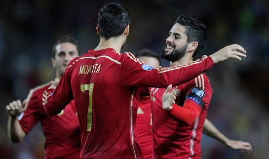 Los jugadores de la Selección Álvaro Morata e Isco celebran un gol de España.