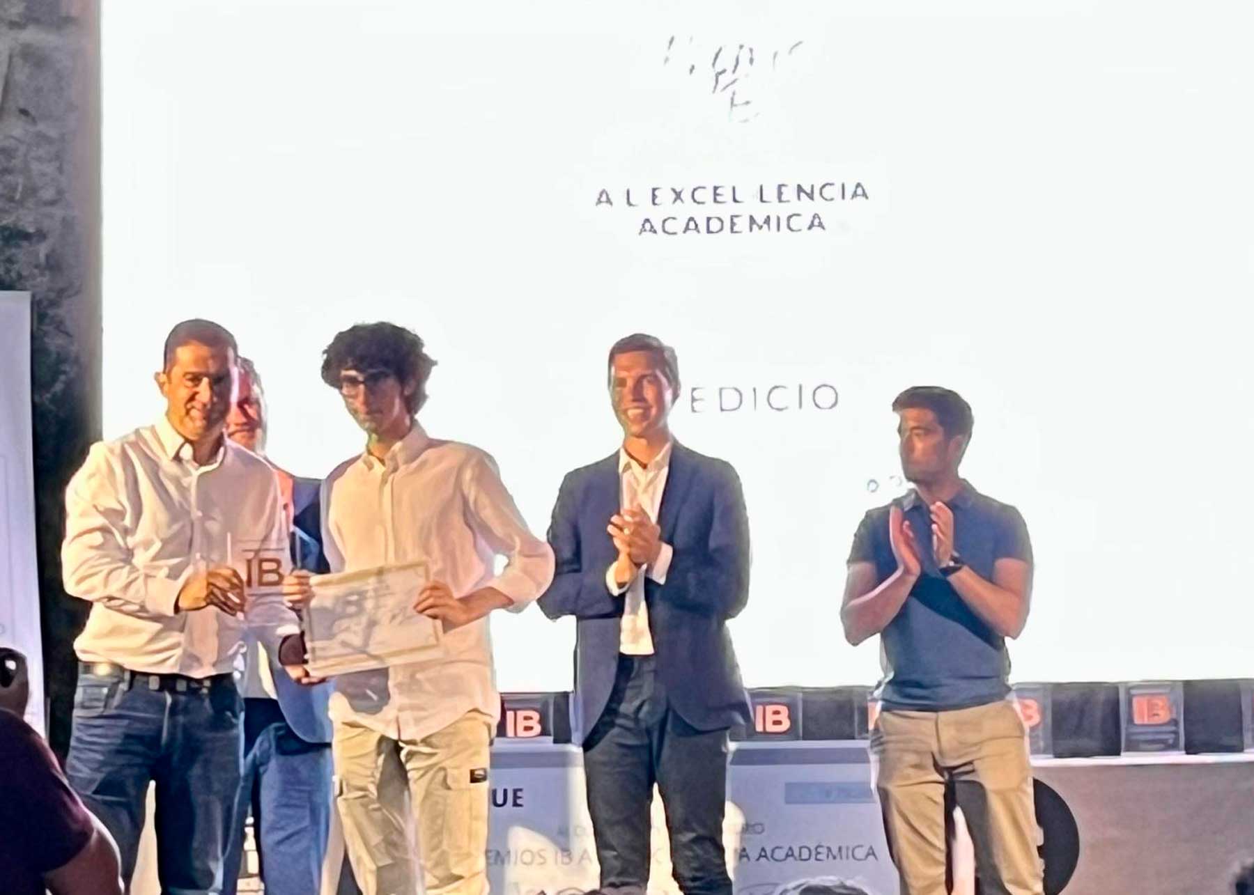 Uno de los alumnos premiados recibiendo su galardón de manos del alcalde de Alcoy, Toni Francés