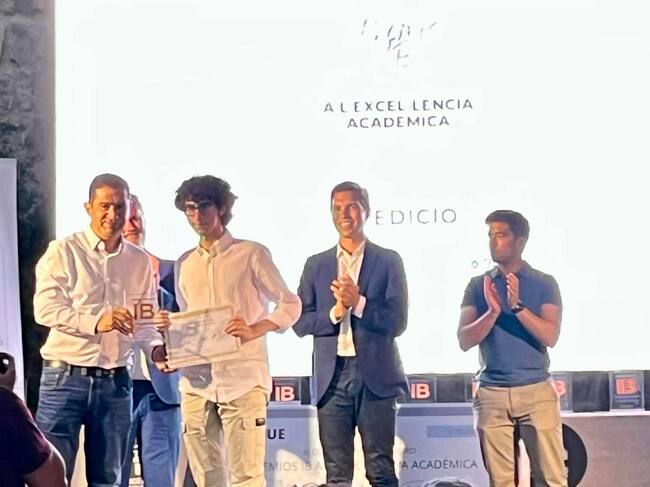 Uno de los alumnos premiados recibiendo su galardón de manos del alcalde de Alcoy, Toni Francés
