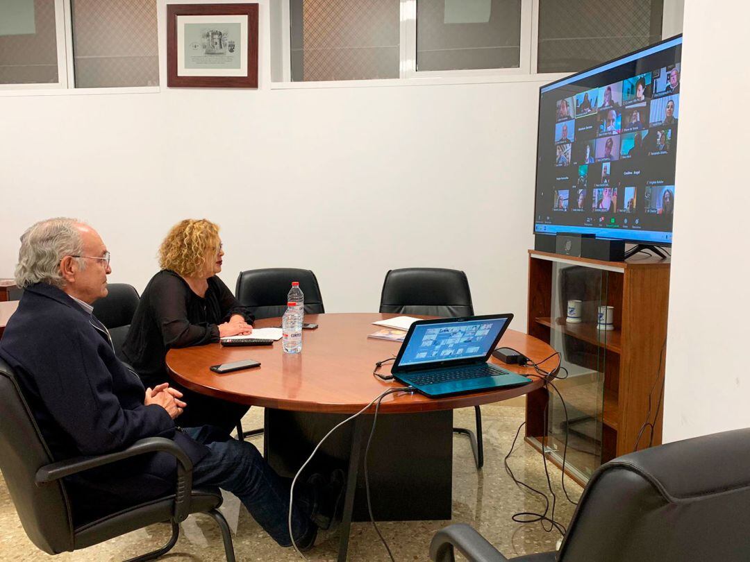 Pepa Prats en una reunión virtual con los artesanos festeros