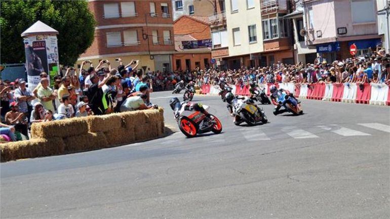 Las calles de La Bañeza vibraron un año más con las carreras