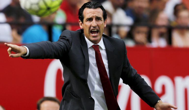 Sevilla&#039;s coach Unai Emery reacts during their Spanish first division soccer match against Barcelona at Ramon Sanchez Pizjuan stadium in Seville, southern Spain, October 3, 2015. REUTERS/Marcelo del Pozo