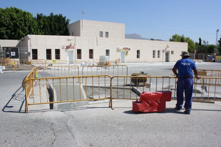 La parte principal de los trabajos se están desarrollando en la rotonda de la Plaza de Juan XXIII de Novelda