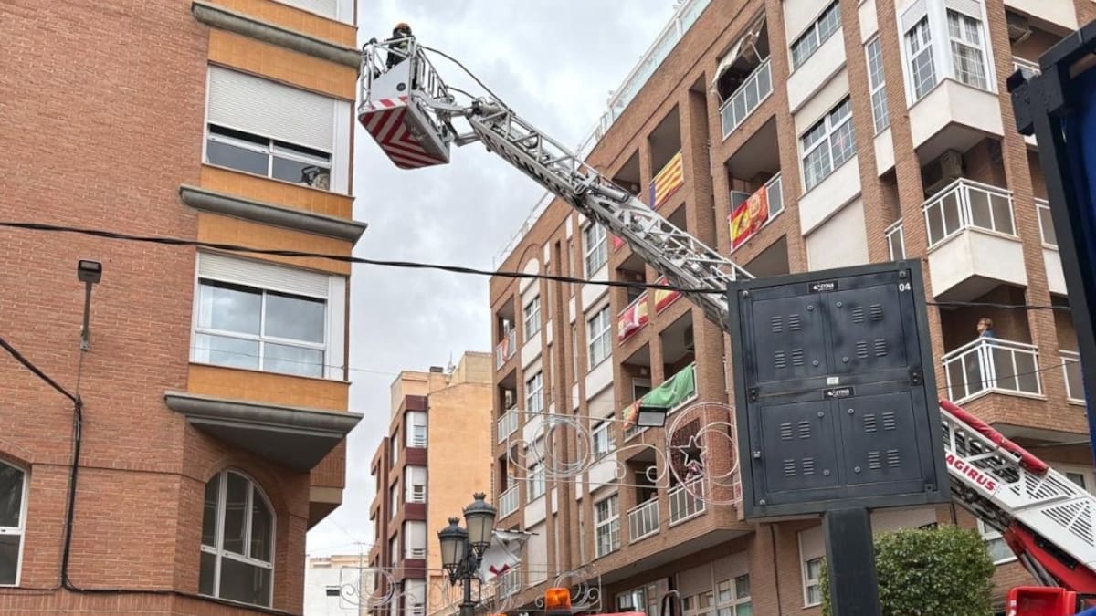 Un desprendimiento en una fachada de Sax, sin daños personales, interrumpe brevemente la procesión de las Candelas