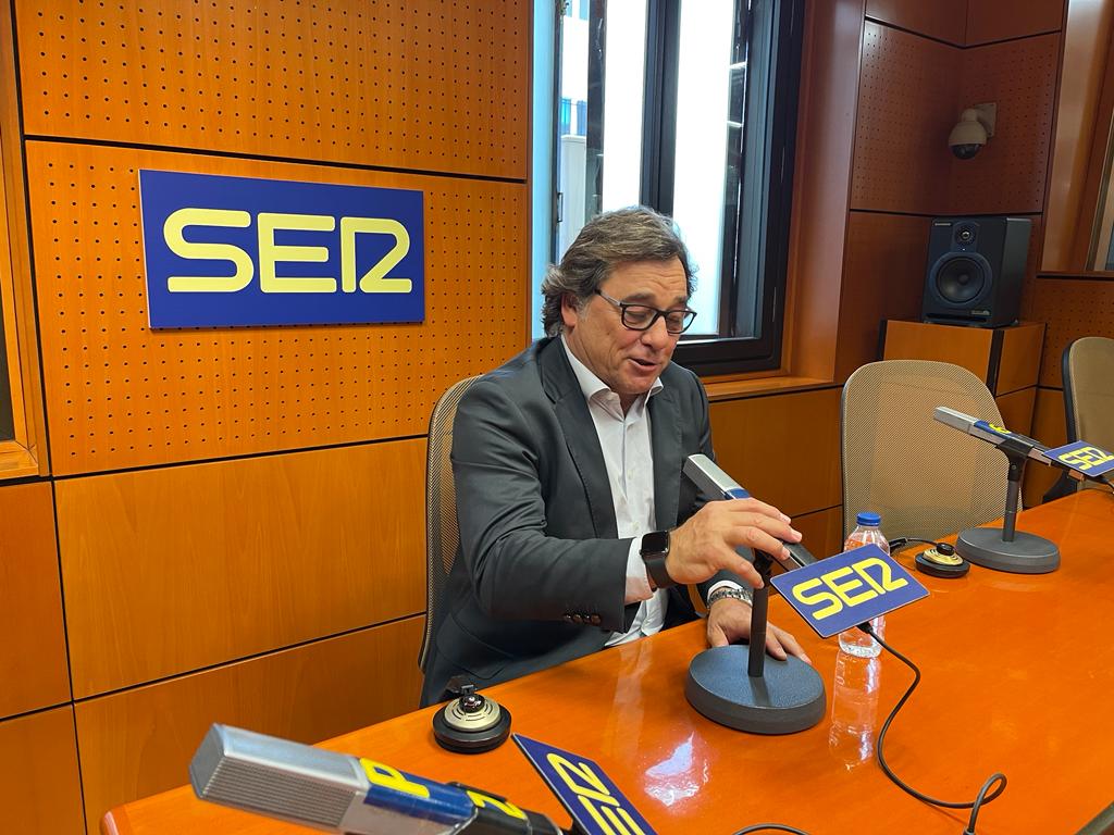 Raúl Sanllehí, en el estudio de Radio Zaragoza durante una entrevista en Ser Deportivos Aragón