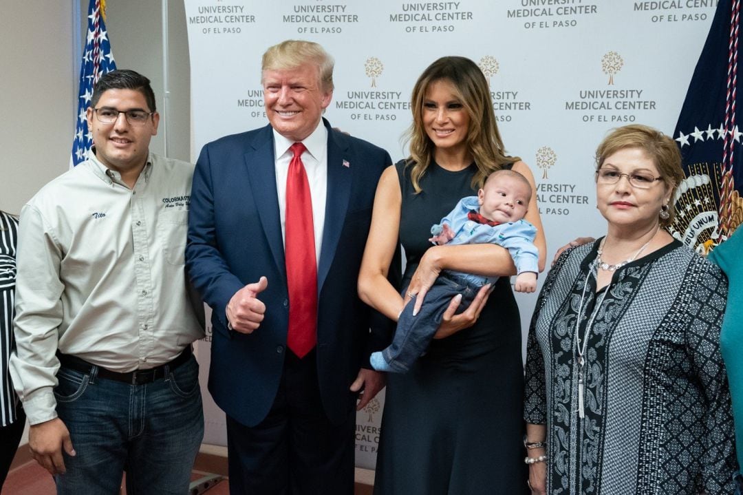 Los Trump en su visita a El Paso (Texas) posan junto a un bebé que perdió a sus padres en el tiroteo de la pasada semana.