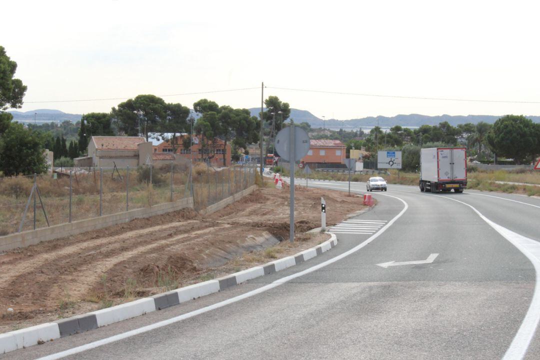 Carril ciclopeatonal en construcción en Novelda