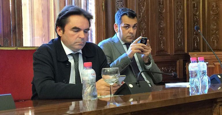 Miguel Moreno (izquierda) y Juan Diego Requena (derecha) durante un pleno de la Diputación de Jaén.