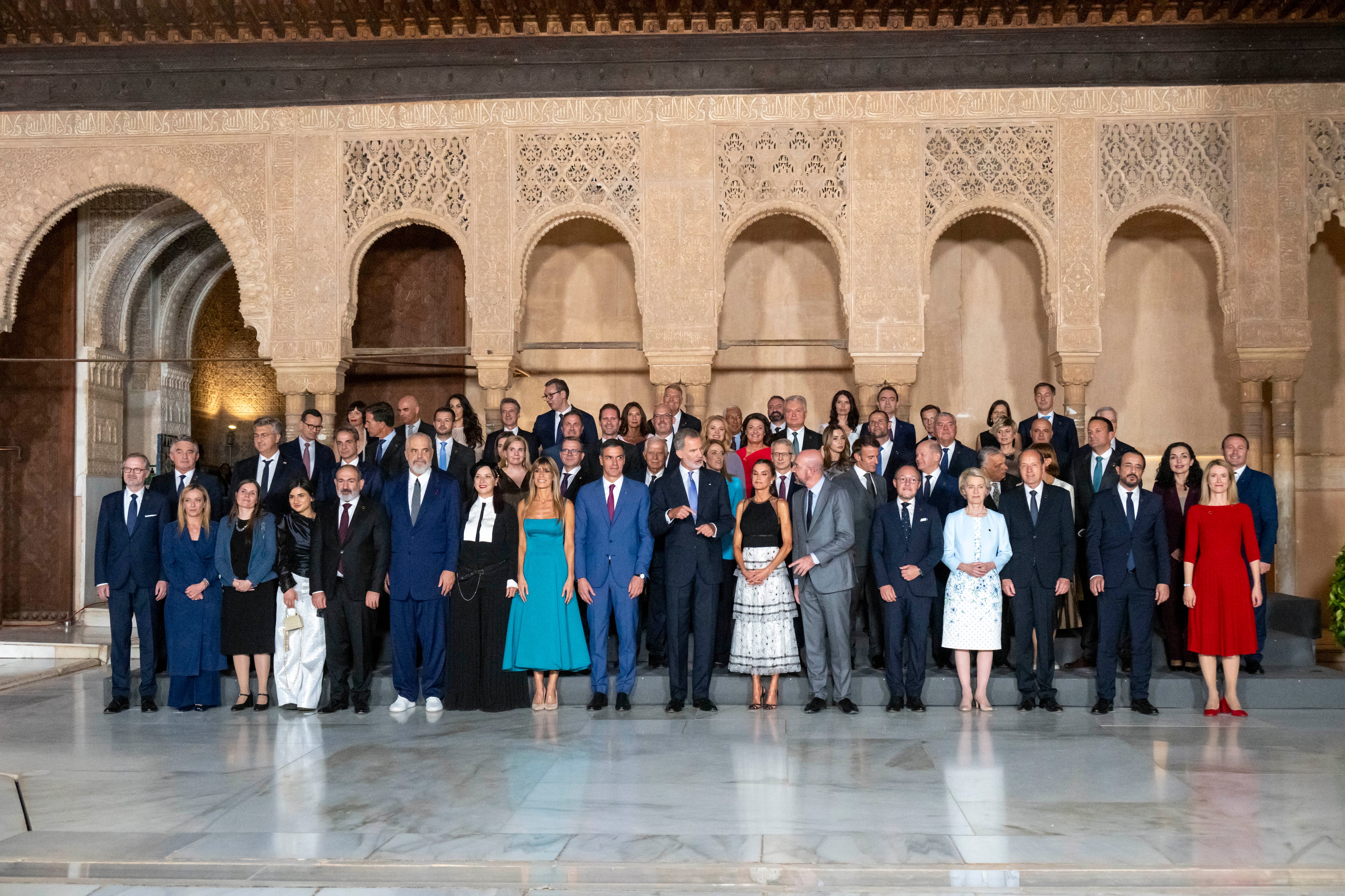 Los Reyes de España, Felipe (8d) y Letizia( 7d), reciben a los mandatarios europeos en su visita al Patio de los Leones de la Alhambra dentro de la III Cumbre de la Comunidad Política Europea (CPE), este jueves en Granada