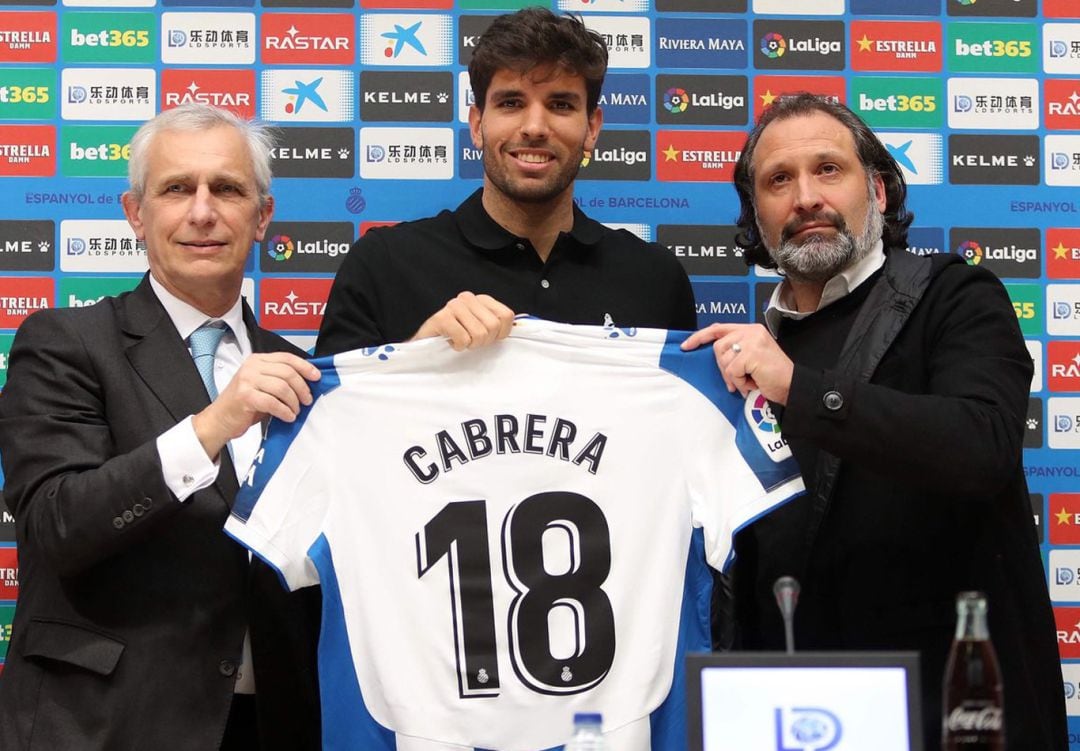 Cabrera, entre el director deportivo perico &#039;Rufete&#039; y el vicepresidente García Pont durante su presentación con su nuevo equipo.