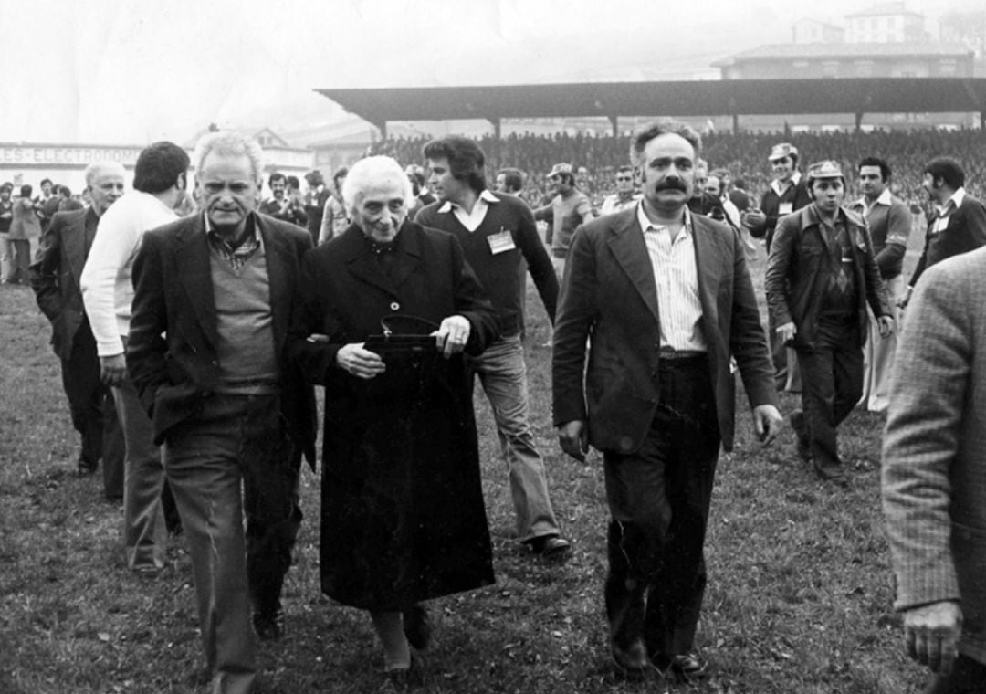 Dolores Ibárruri &#039;La Pasionaria&#039; durante un mitin en el estadio Ganzábal de Langreo, en 1977