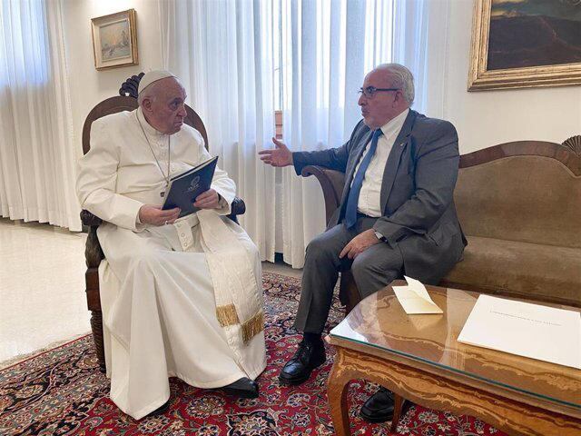 José Luis Mendoza, presidente de la UCAM, junto al papa Francisco en una foto de archivo de la Universidad Católica San Antonio recogida por Europa Press