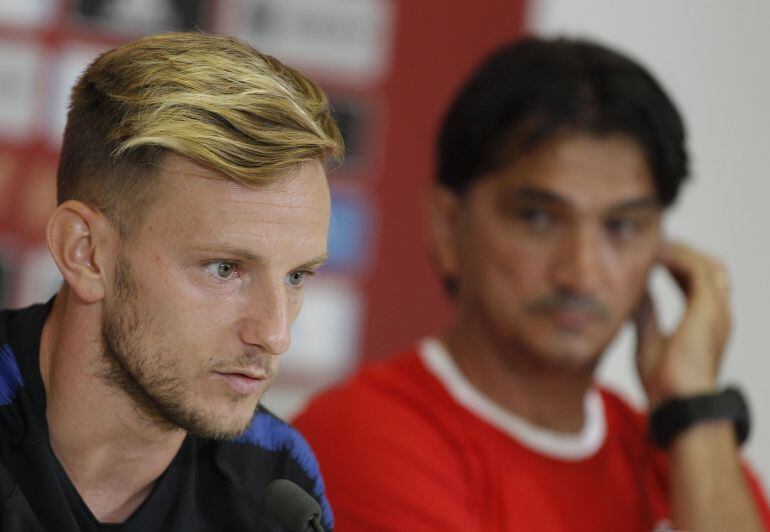 Rakitic durante la rueda de prensa con Dalic de fondo