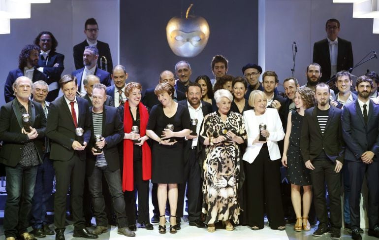 Foto de los galardonados en los Premios Max de las Artes Escénicas 2015, a la finalización de la gala celebrada en la Sala BARTS de Barcelona