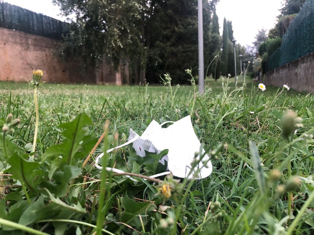 Una mascareta abandonada en un parc de Girona