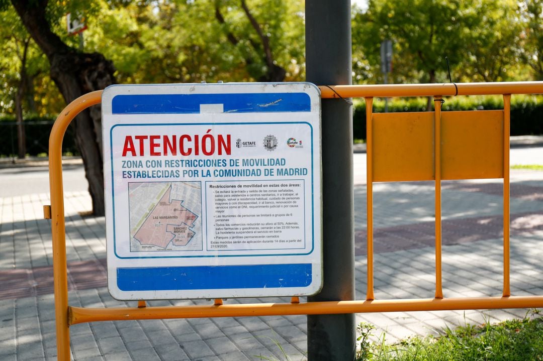 Valla de restricción de movilidad en el municipio de Getafe, una de las siete localidades madrileñas donde la Comunidad de Madrid aplica limitaciones para controlar la pandemia del coronavirus.