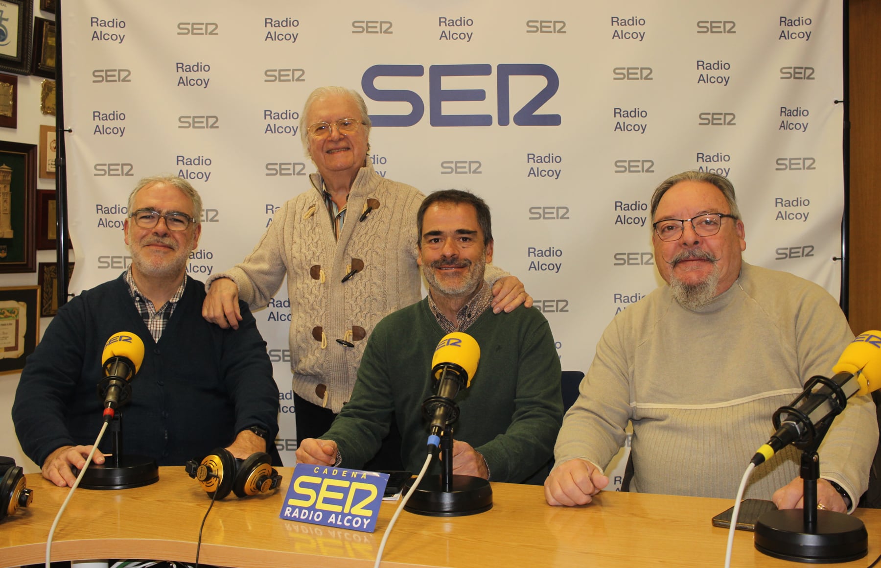 Paco Amaya, José del Valle y Antonio Albors, en el estudio central de Radio Alcoy
